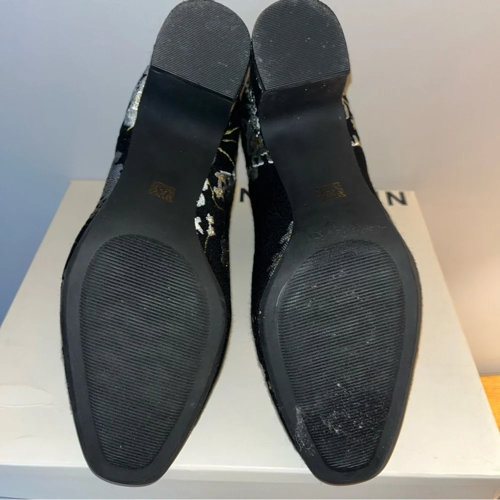 NWT/NIB Anne Klein Akgorgia slip on ankle boots size 7. Silver & gold flowers - Picture 11 of 14